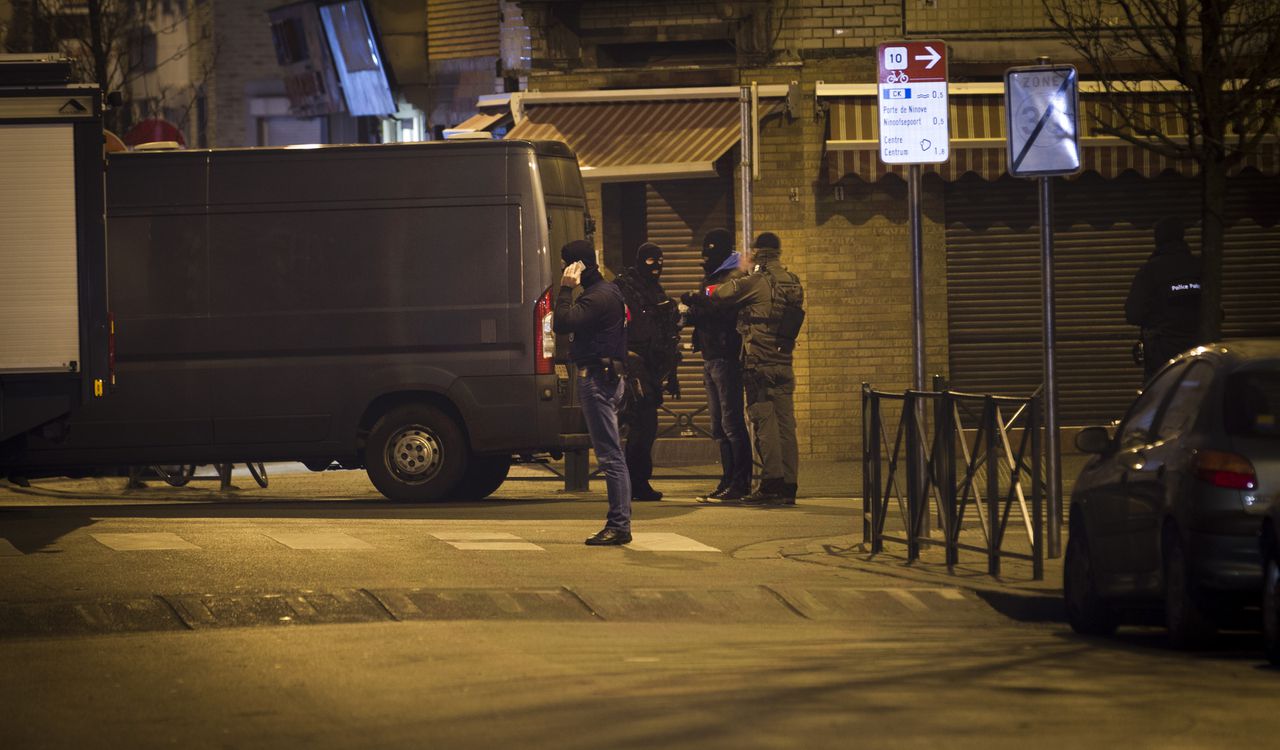Politie in de wijk Molenbeek, waar terrorist Salem Abdeslam werd gearresteerd bij een politieactie. Hij was geïnspireerd en aangestuurd door IS.