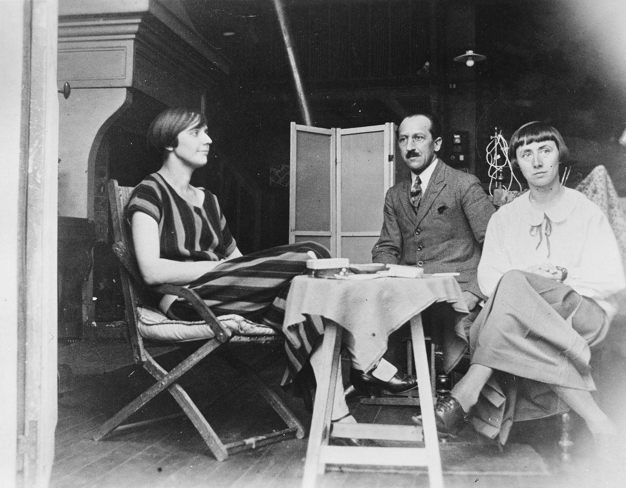 Nelly van Doesburg (links), Piet Mondriaan en Hannah Höch in het atelier van Theo van Doesburg in Clamart (Hauts-de-Seine), 1924.