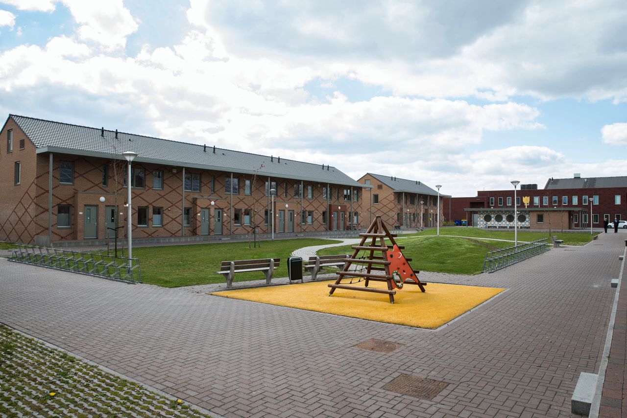 Sfeerbeeld van exterieur van de gebouwen van het asielzoekerscentrum van COA. Het AZC heeft een nieuwbouw locatie geopend.