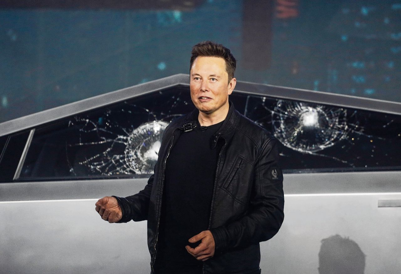 Elon Musk, directeur van Tesla, onthult het ontwerp van de nieuwe Tesla CyberTruck, 14 november.