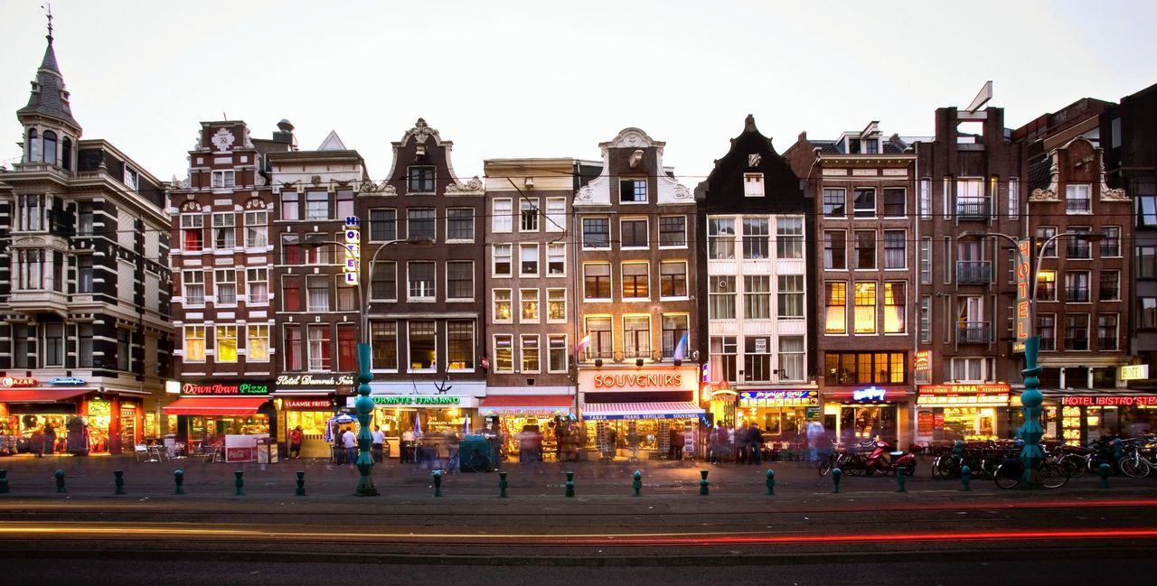 Archieffoto van het Damrak in Amsterdam.