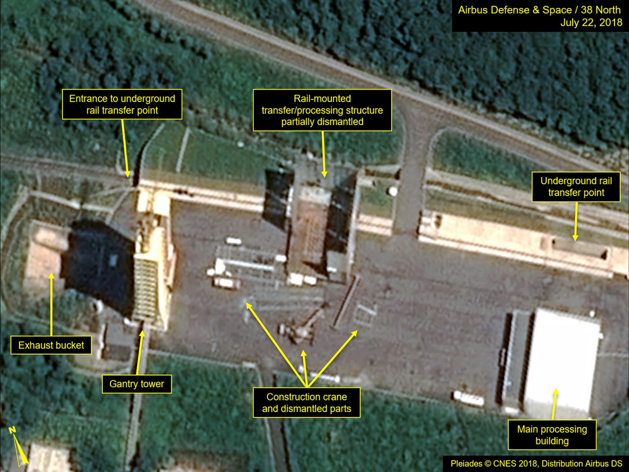 Een van de satellietfoto's waarop volgens 38 North is te zien hoe de Noord-Koreanen het lanceerplatform op de Sohae-basis afbreken.