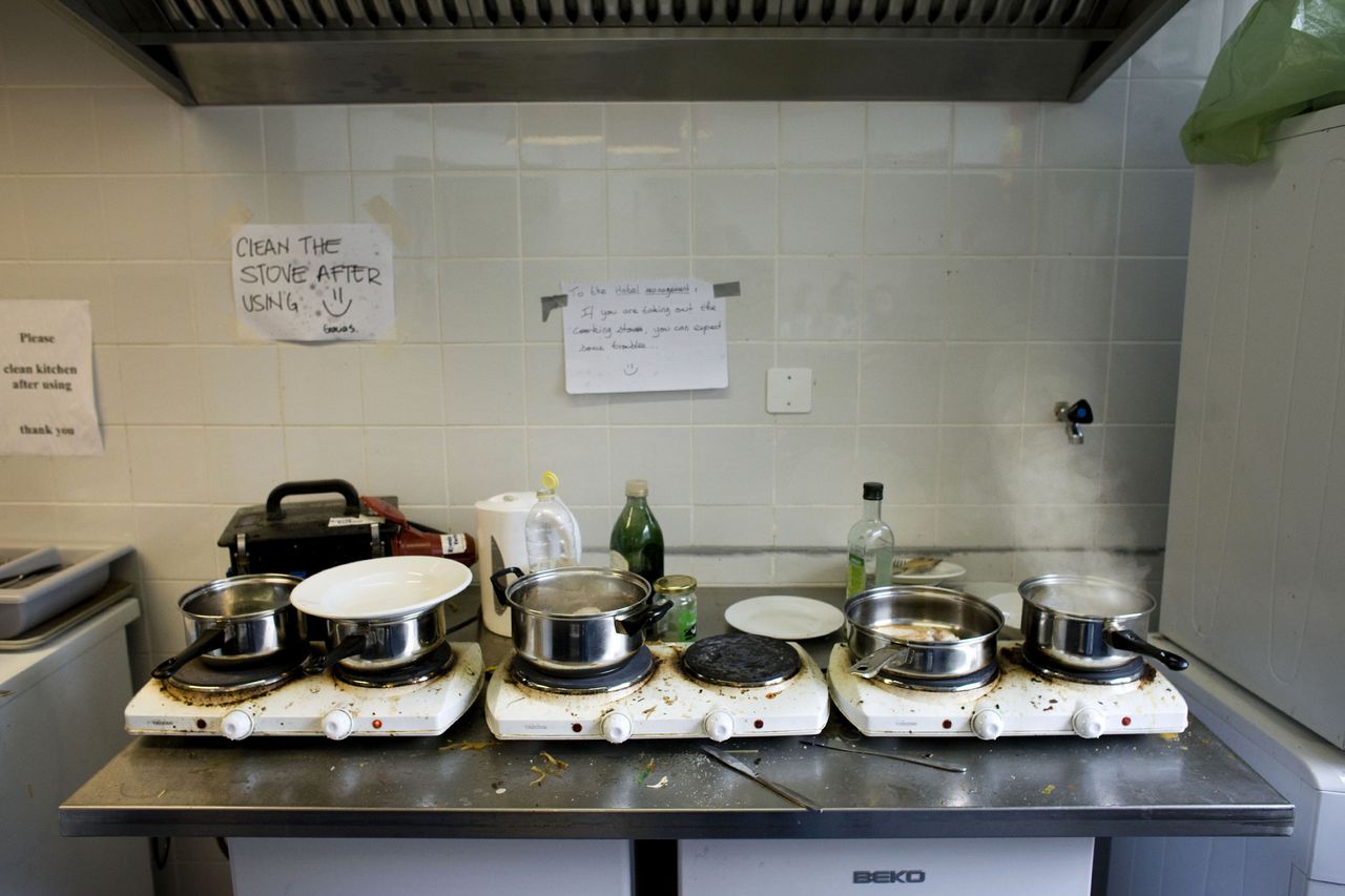 Nederland, Wageningen, 28-09-10 Studenten wonen tijdelijk in een zijaanbouw van een hotel. Dit is de keuken voor 120 man. De WiFi doet het hier wel. © Foto Merlin Daleman