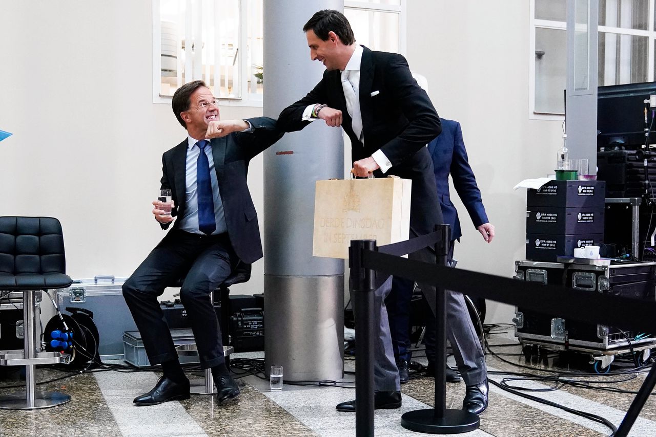 Demissionair premier Mark Rutte (VVD) begroet demissionair minister Wopke Hoekstra (Financiën, CDA) op Prinsjesdag 2020.