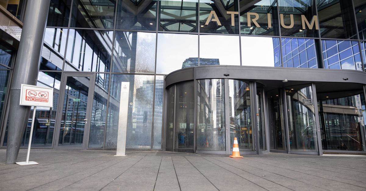 Explosie bij een kantoorgebouw op de Zuidas in Amsterdam