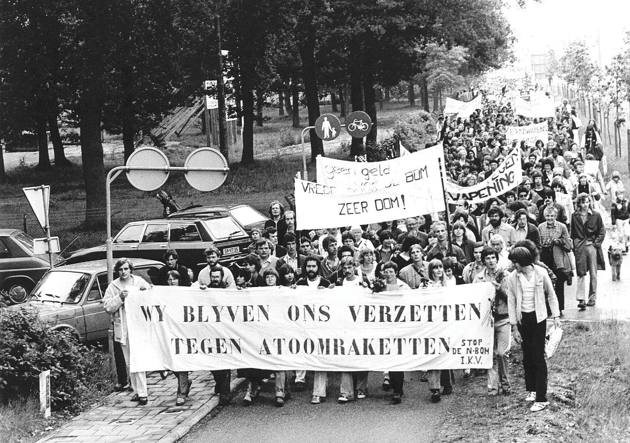 Tijdens de Koude Oorlog protesteerden tienduizend mensen in Soesterberg tegen kernwapens. Het vermoeden was toen al dat er op de vliegbasis Amerikaanse kernwapens zouden liggen.