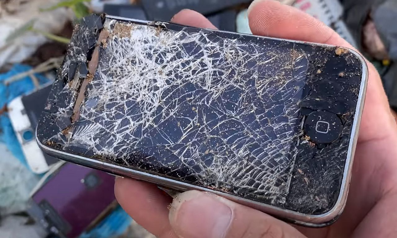 Still uit een filmpje waarin Jaiphone een iPhone restaureert.