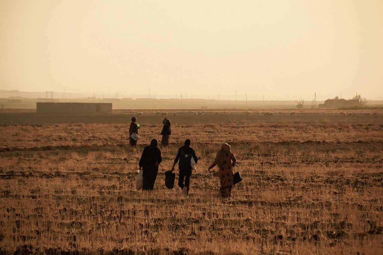 Inwoners van het Syrische Ras al-Ayn vluchtten woensdag voor Turkse luchtaanvallen, terwijl Turkse grondtroepen oprukten naar de grens.