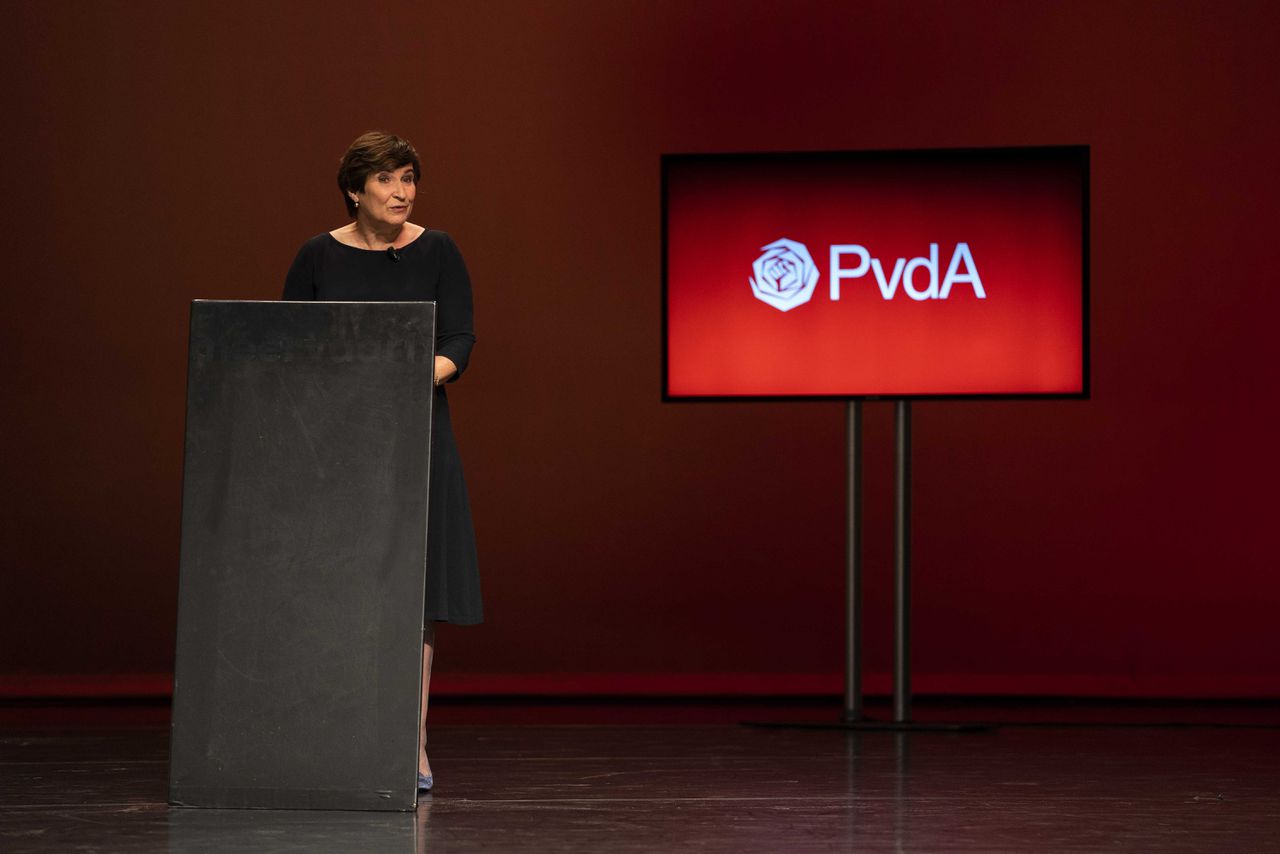 Lilianne Ploumen presenteert zich namens de PvdA als lijsttrekker voor de Tweede Kamerverkiezingen.