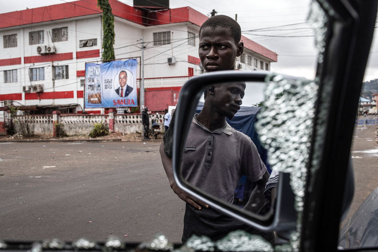 In Sierra Leone, eens een succesverhaal in de regio, staat de democratie onder druk 