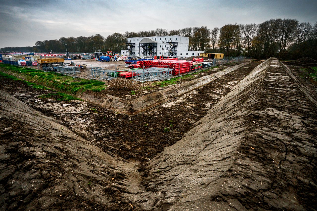 De bouwkeet naast een datacenter in de Wieringermeerpolder in aanbouw. De vergunningen voor datacenters zijn niet altijd geregeld als de bouw aanvangt.