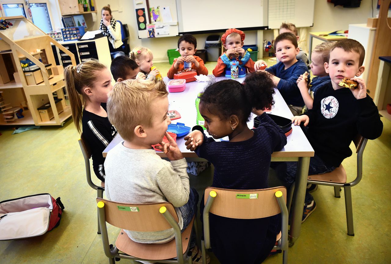 Lunchende kinderen op basisschool 't Talent in Schijndel.