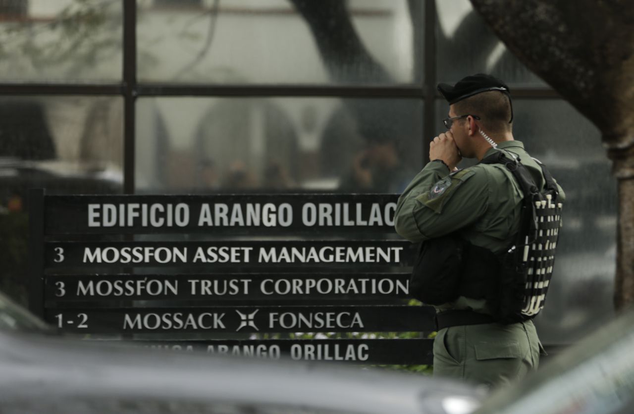 Politie-inval bij het hoofdkantoor van Mossack Fonseca, het juridisch advieskantoor uit Panama.