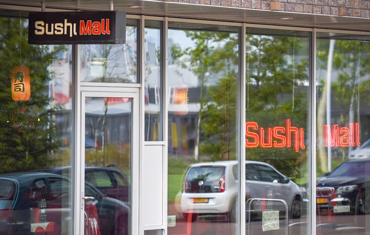 Het restaurant Sushi Mall in Groningen, waar een paar honderd studenten van studentenvereniging Vindicat volgens meerdere media vernielingen hebben aangericht.