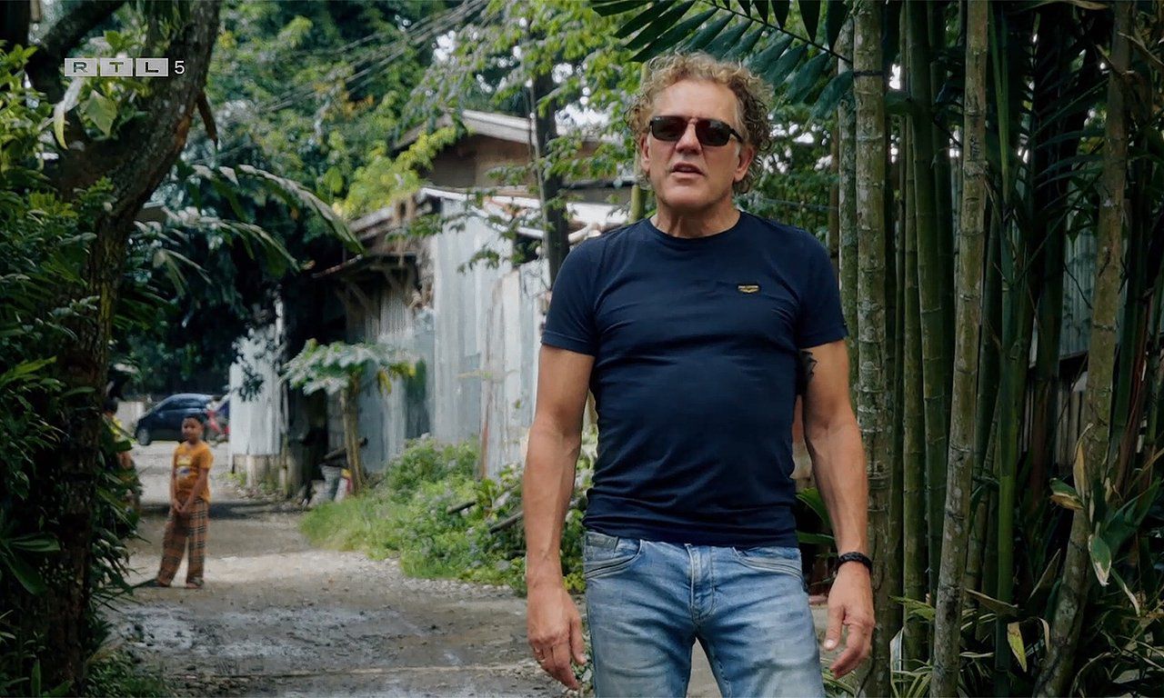 At the talk show table, Markuszower reveals the new name of his party and the name of the new 'coach'