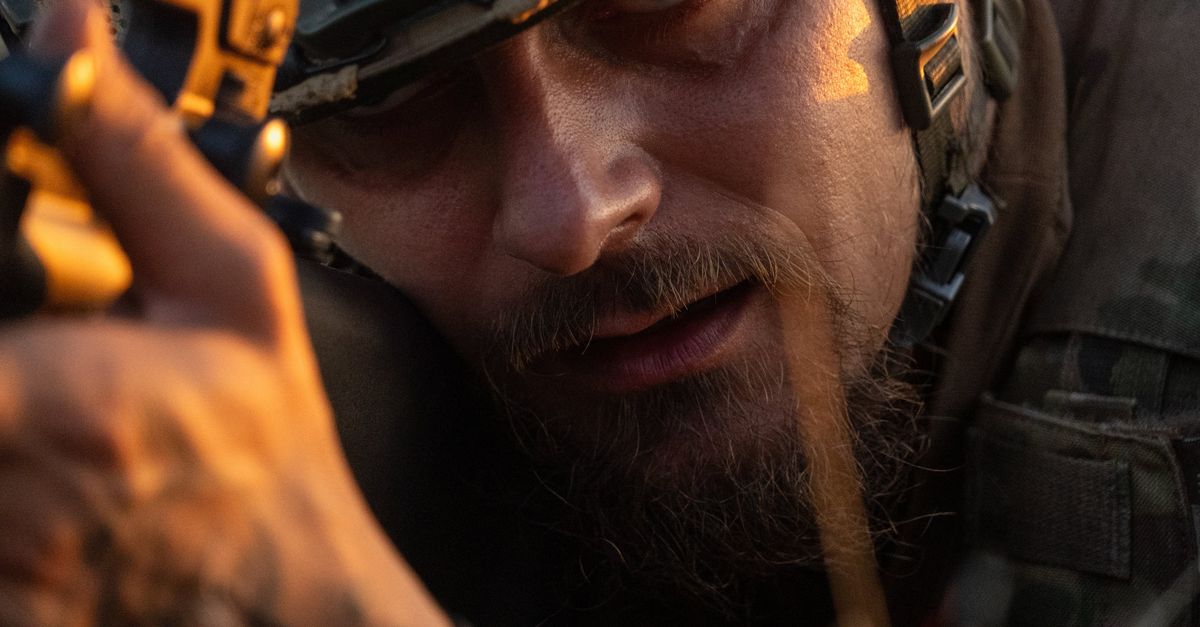 Mstyslav Tsjernov over zijn verschrikkelijke soldatenfilm ‘2000 Meters to Andriivka’: ‘Ik filmde dit uit liefde voor een verminkt land’