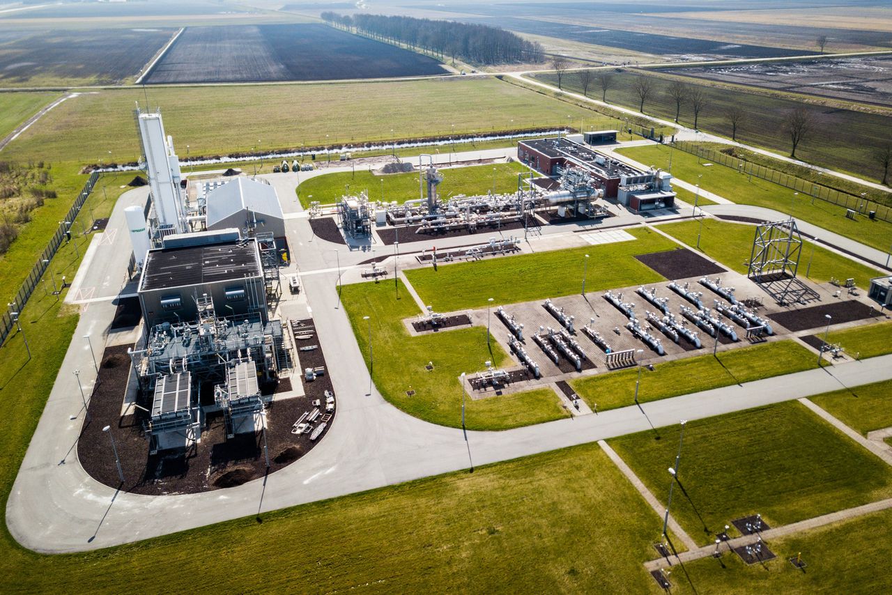 Een stikstofinstallatie van de Gasunie. fabriek wordt de komende jaren omgebouwd en uitgebreid om de afhankelijkheid van het Groningse gas te verminderen. De productie in Groningen is snel gedaald.