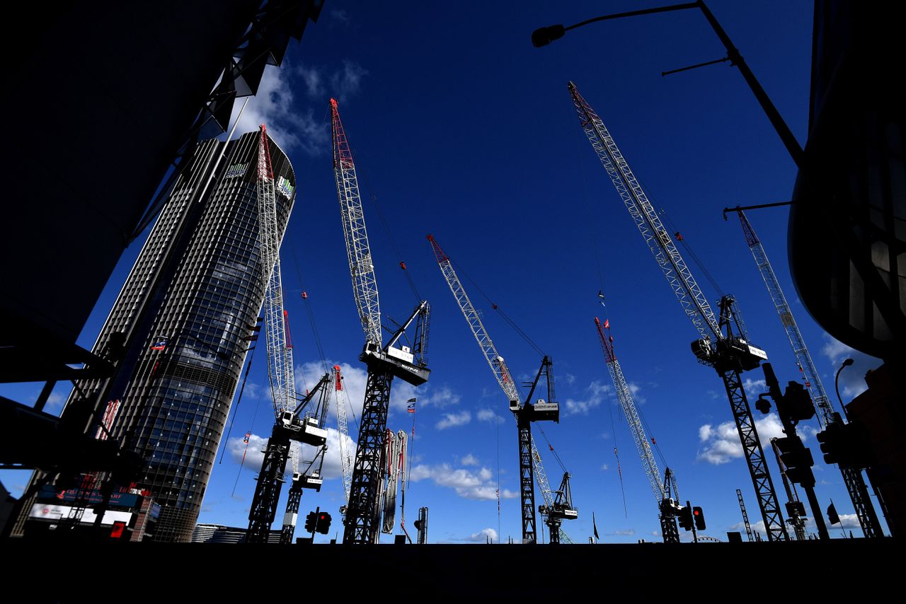 Hijskranen in de Australische stad Brisbane. De regering van Australië heeft onlangs een groot stimuleringspakket aangekondigd om de door de coronacrisis stilgevallen bouwsector in het land weer aan de gang te krijgen.