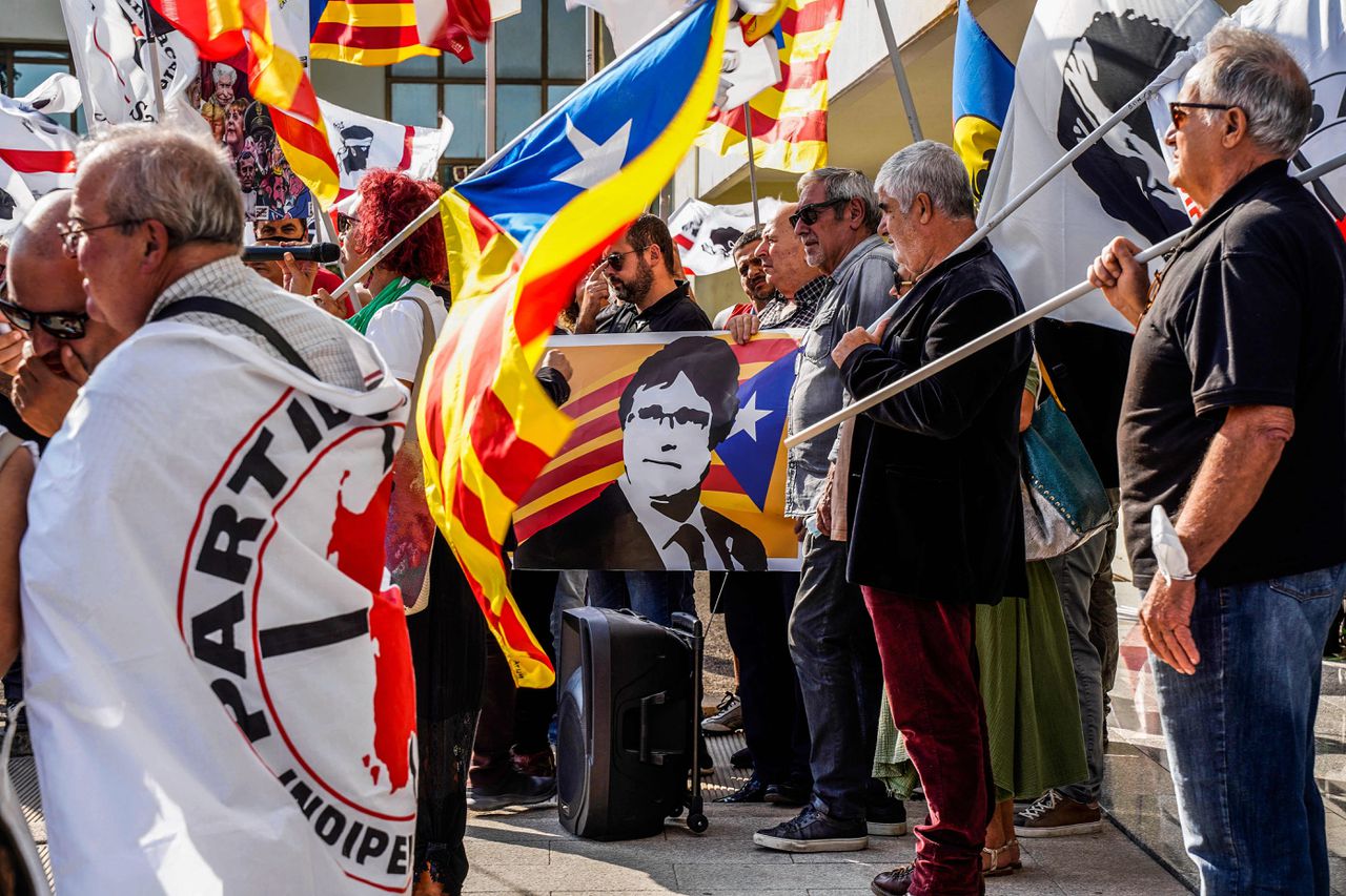 Aanhangers van de Catalaanse leider Puigdemont protesteren voor de rechtbank in Sassari op Sardinië tegen zijn door de Spaanse autoriteiten gewenste uitlevering.