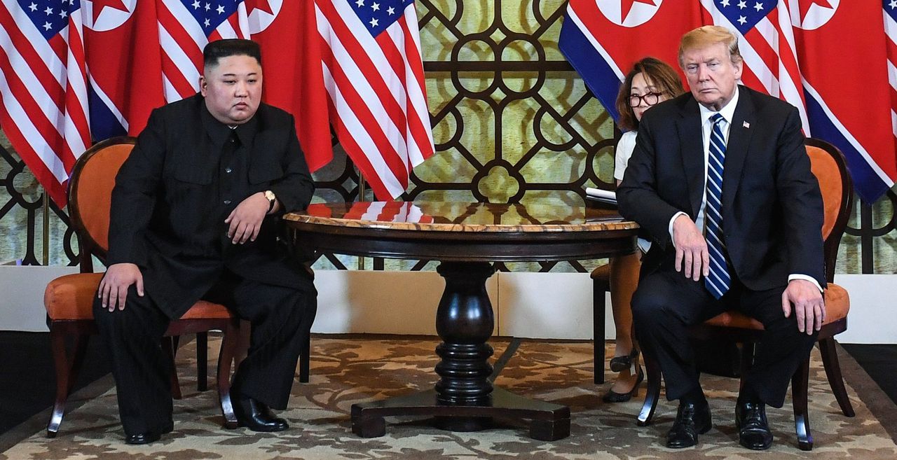 De laatste top tussen de Noord-Koreaanse leider Kim en de Amerikaanse president Trump in Hanoi werd een fiasco. Kim zou later deze maand op bezoek willen gaan bij de Russische president Poetin.