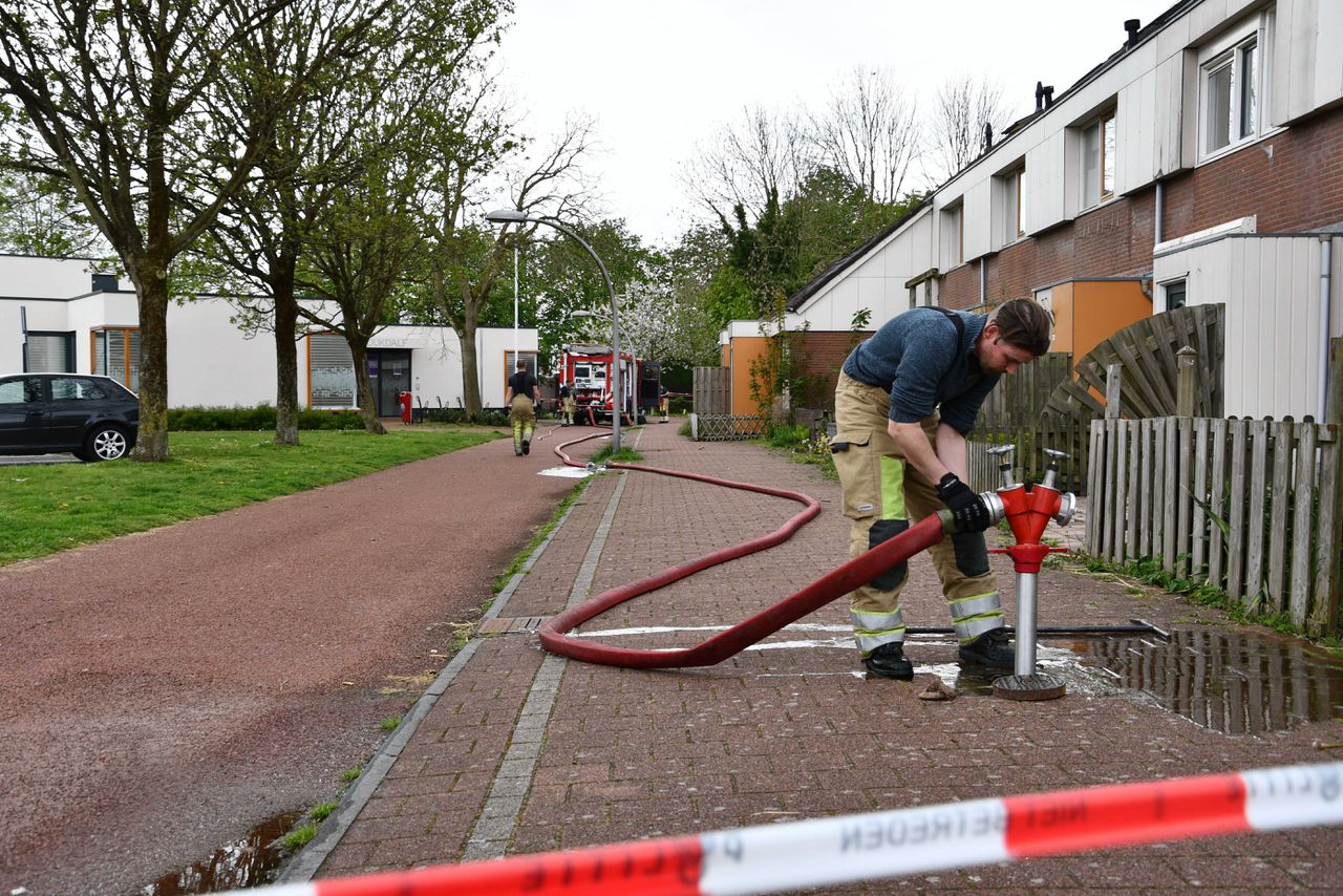 Brandweerlieden hebben zondag het riool in de woonwijk in Lelystad doorgespoeld.