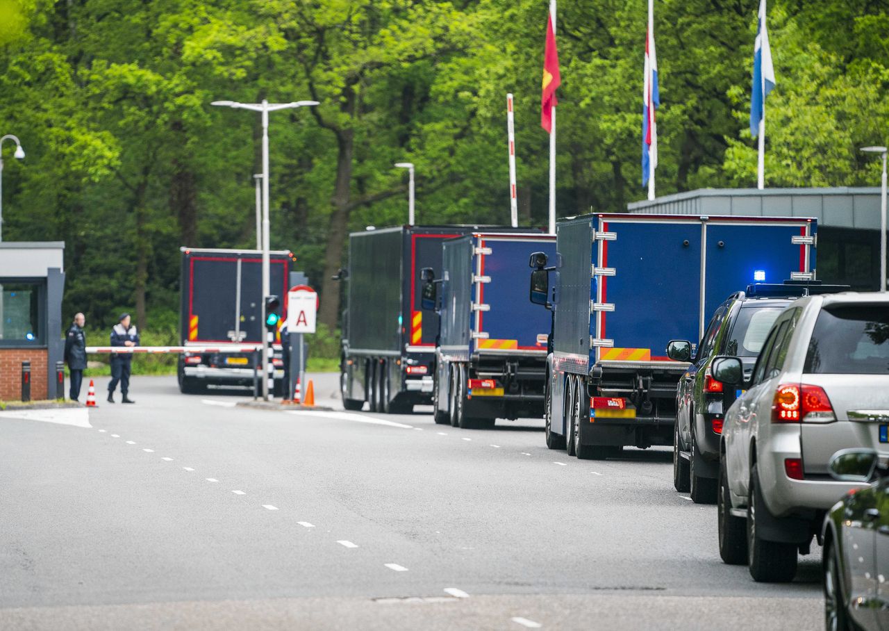Een beveiligd transport komt aan bij De Nederlandsche Bank (DNB).