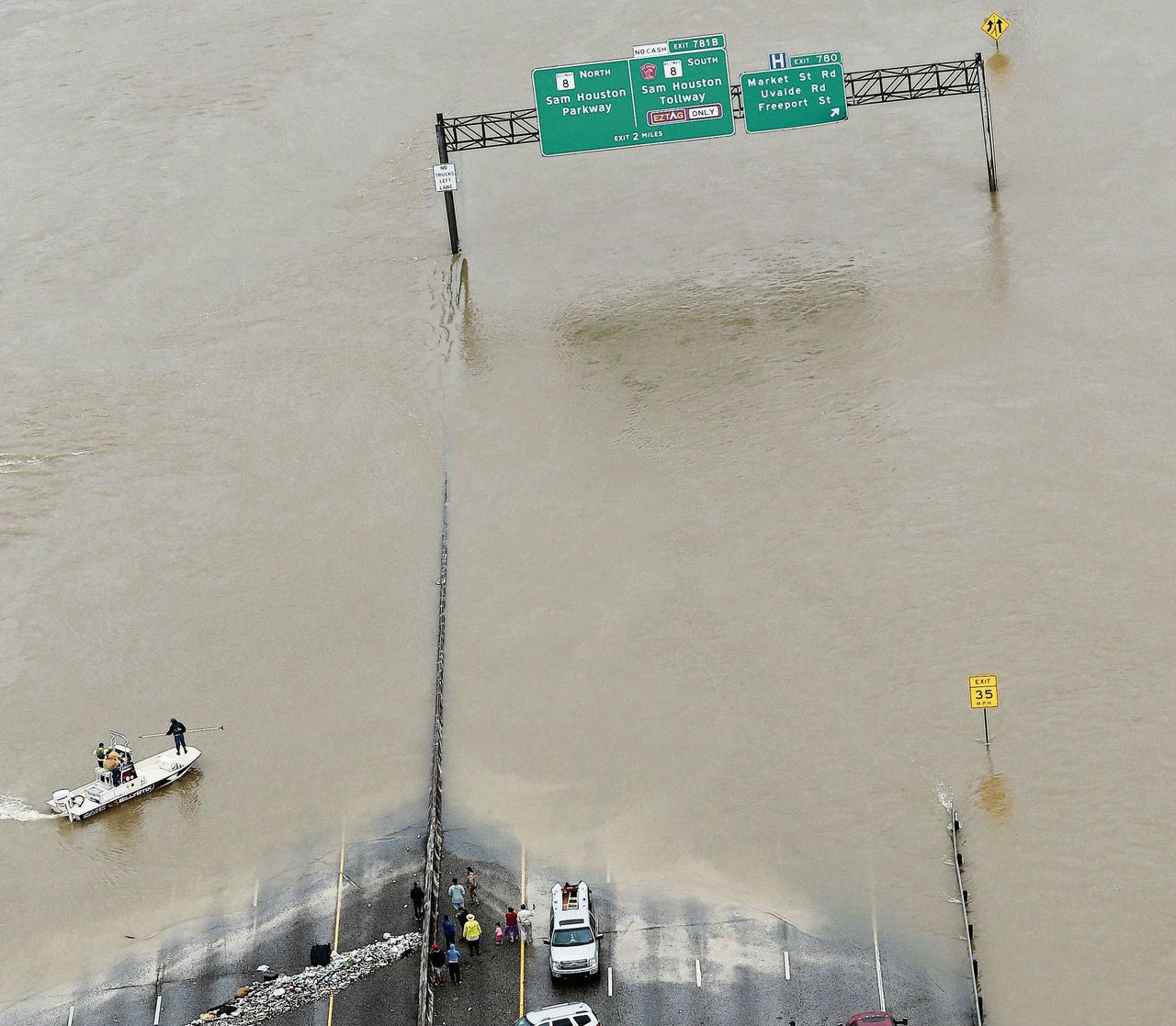 Klimaatopwarming zorgt voor meer regen. De ondergelopen Interstate 10 in Houston, woensdag.