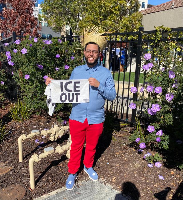 Jean Malave (27). Bij de entree van het stadium deelden activisten anti-ICE-handdoekjes uit, Malave heeft er eentje vast.