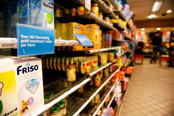 Door de enorme vraag vanuit China is in de schappen van de Nederlandse supermarkten soms geen babymelkpoeder meer te vinden.