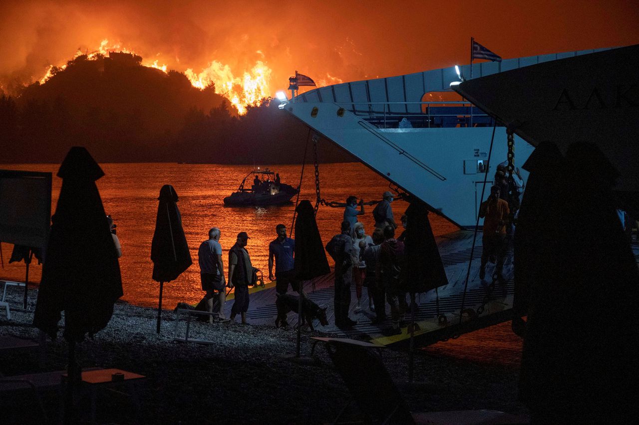 Griekse premier biedt excuses aan voor schade door bosbranden 