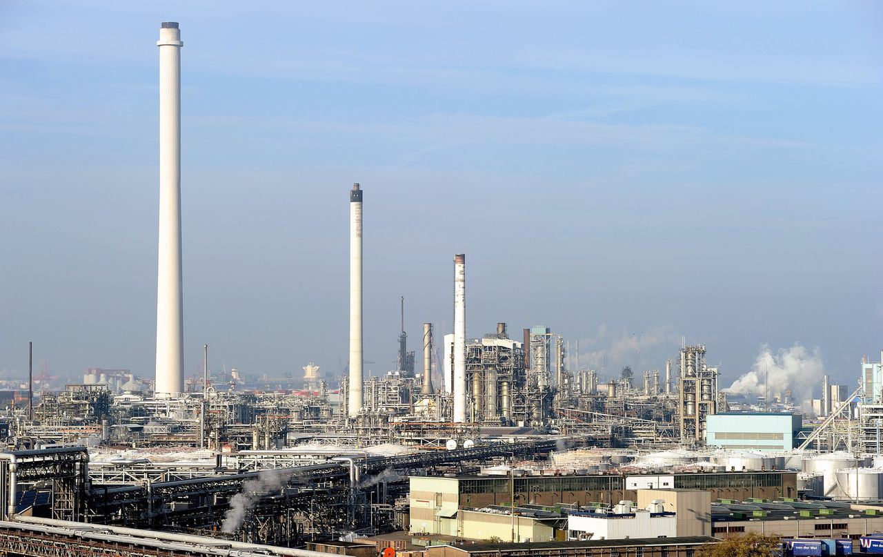 Raffinaderij Shell Pernis, een van de grootste raffinaderijen ter wereld.