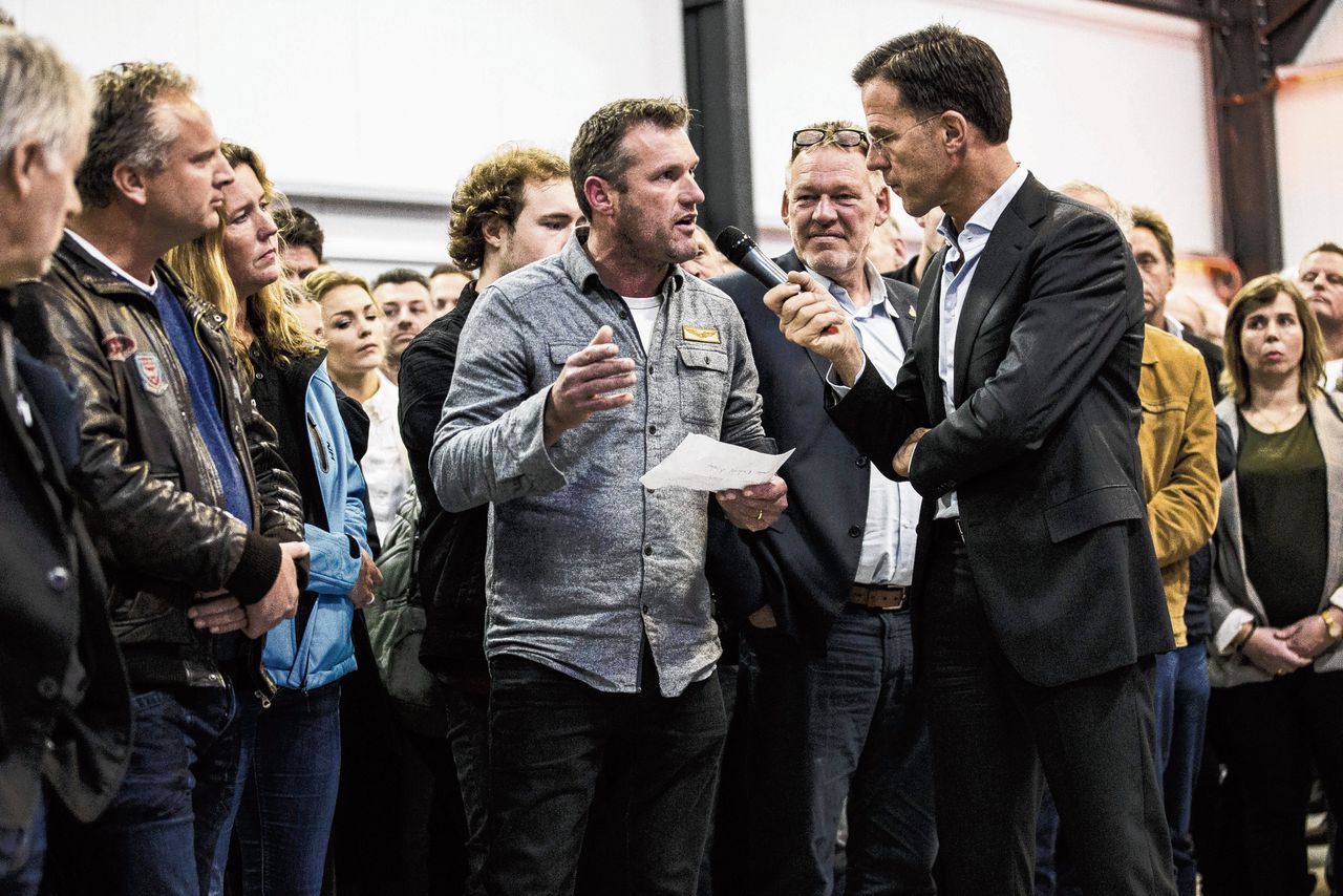 Premier Mark Rutte in gesprek met boeren tijdens een stikstofbijeenkomst van de VVD in Vinkenbuurt.