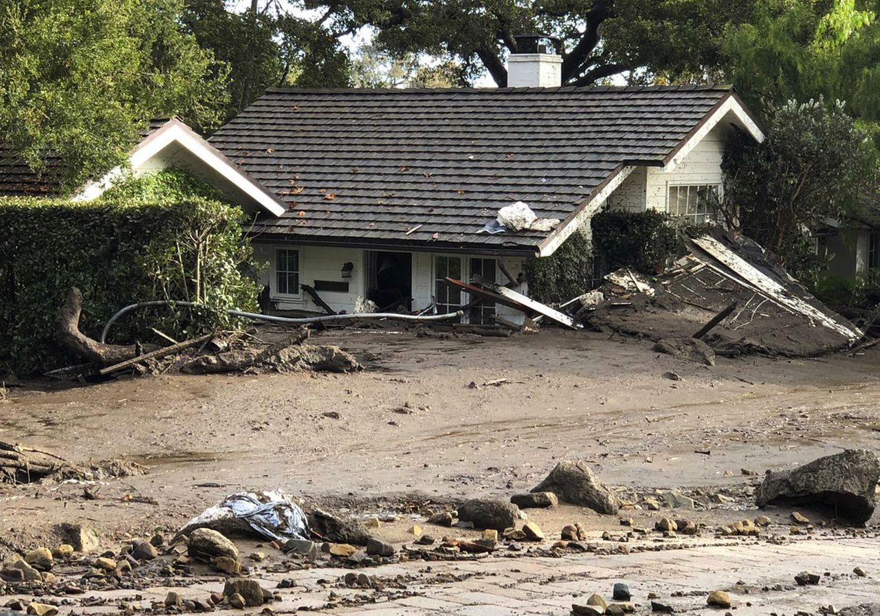 Een door modderstromen getroffen woning in Montecito, Californië, dinsdag.