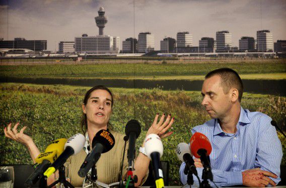 Journaliste Judith Spiegel en haar man Boudewijn Berendsen tijdens hun persconferentie op Schiphol.