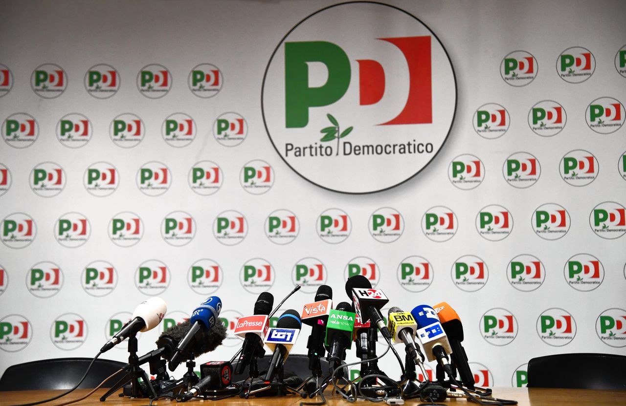 De voorbereiding van een persconferentie van Matteo Renzi, een dag na de Italiaanse verkiezingen.