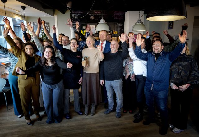 Koning Willem-Alexander tijdens een werkbezoek aan het Straat Consulaat. 