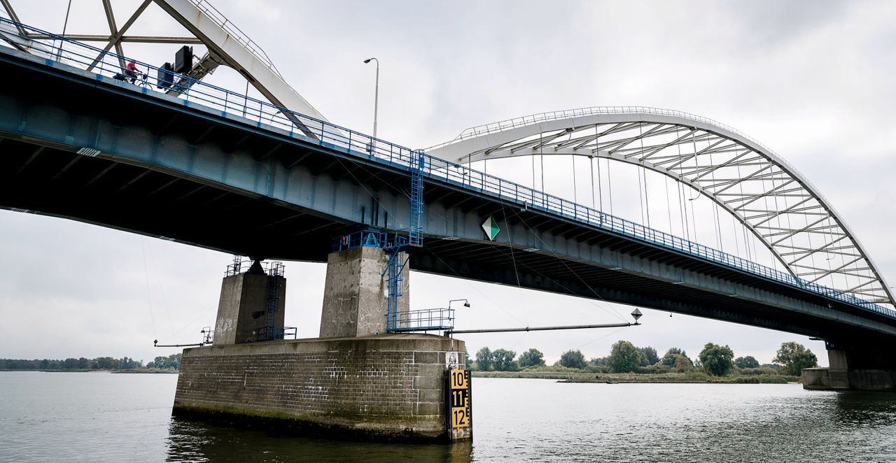 De Merwedebrug bij Gorinchem. In oktober 2016 moest Rijkswaterstaat de 800 meter lange brug hals over kop afsluiten voor vrachtverkeer vanwege ‘haarscheurtjes’ in de constructie.