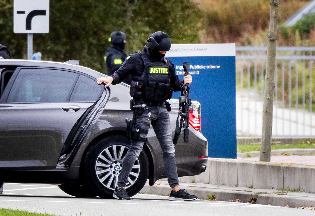 Zware beveiliging door politie en marechaussee dinsdag bij de extra beveiligde rechtbank op Schiphol.