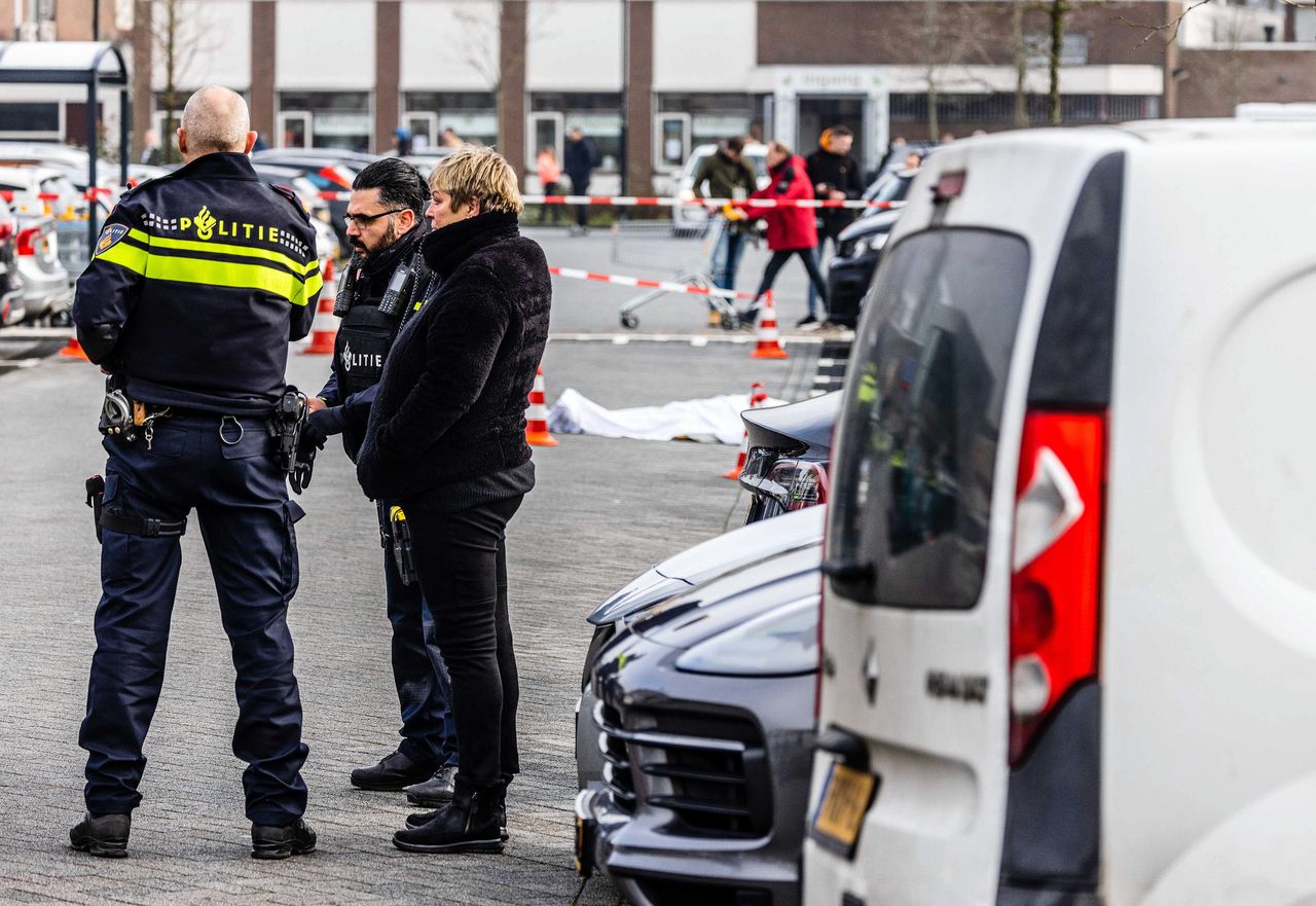 De plaats delict, winkelcentrum Walburg in Zwijndrecht, waar zaterdagmiddag een vrouw werd doodgeschoten en haar dochter zwaar gewond raakte.