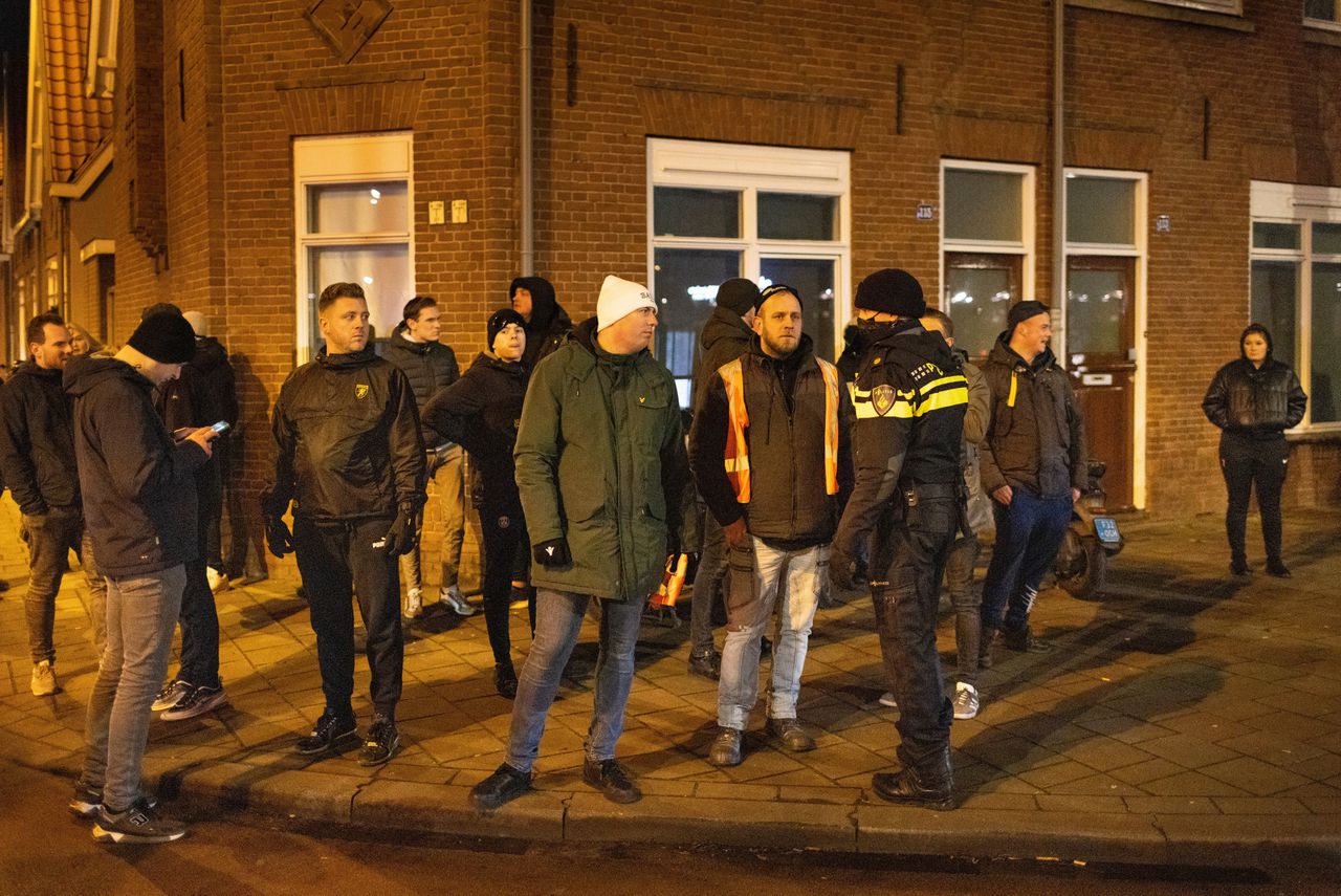Voetbalsupporters van FC Den Bosch en mensen uit de buurt surveilleren en patrouilleren door de stad Den Bosch in januari 2021.