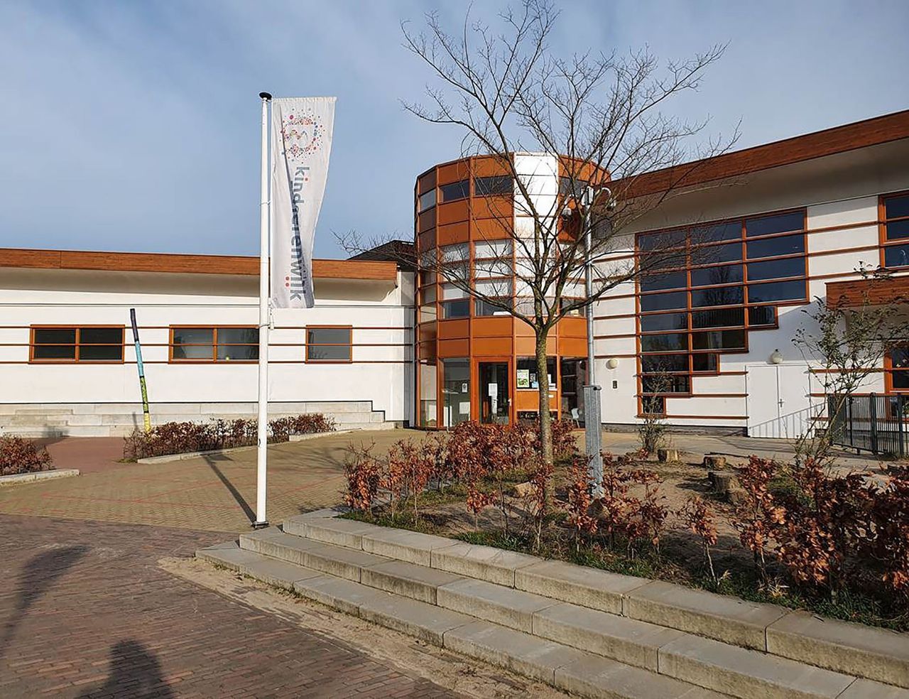 De ingang van het kindcentrum Rivierenwijk in Deventer is aan het begin van de schooldag leeg en verlaten.