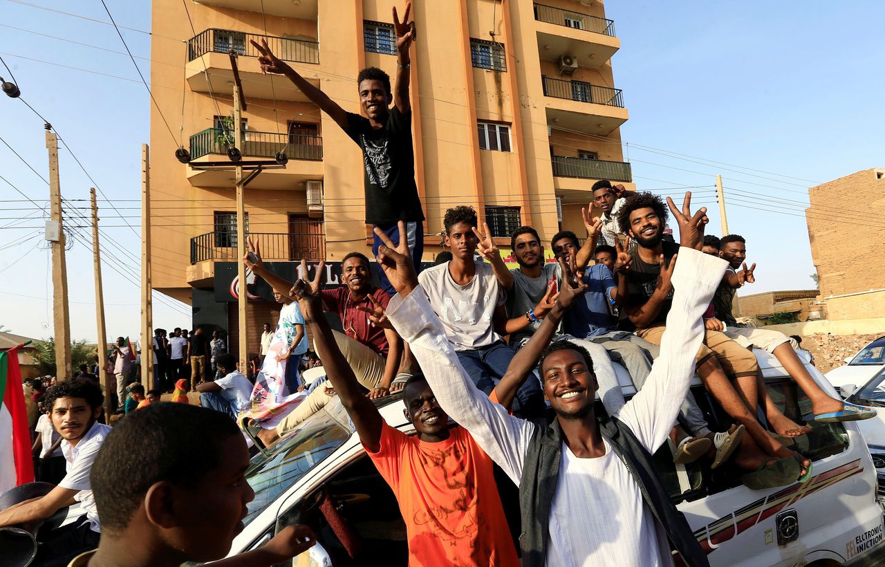 Soedanezen vieren het akkoord.