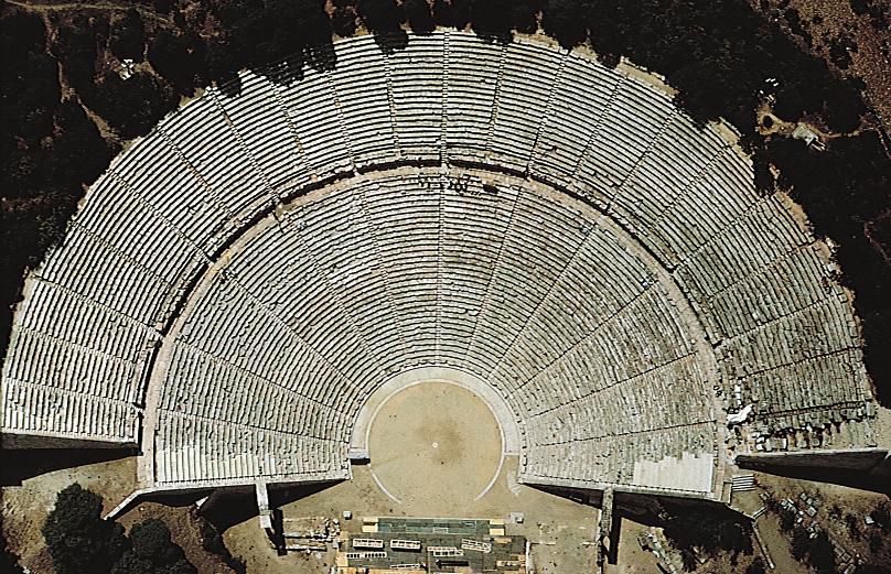 Het Epidaurustheater in Griekenland, uit de vierde eeuw voor Christus, ligt als een oorschelp rond de toneelvloer. foto raymond v. schroder