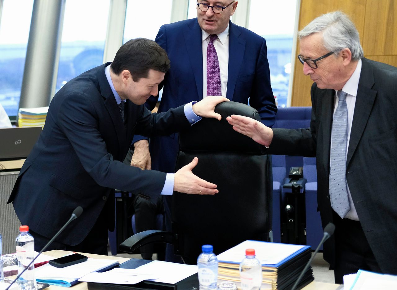 Martin Selmayr schudt de hand van Commissie-voorzitter Jean-Claude Juncker, woensdag in Brussel.