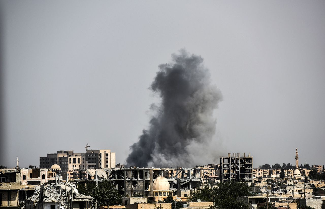 Rookpluimen na een luchtaanval op het westerse front van Raqa, 17 juli 2017.