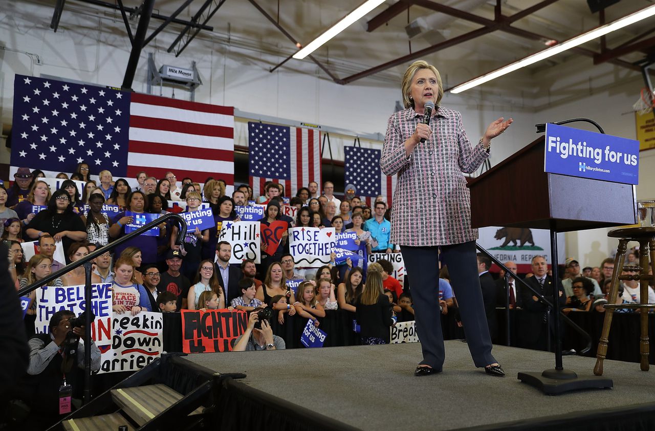 Clinton zondag bij een rally in Sacramento, Californië.