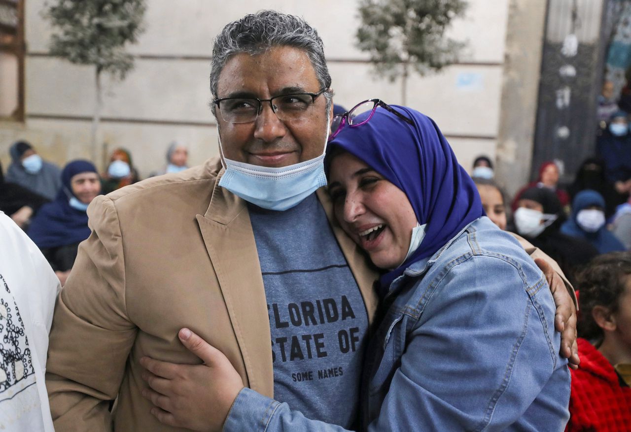Mahmoud Hussein en zijn dochter na zijn vrijlating.