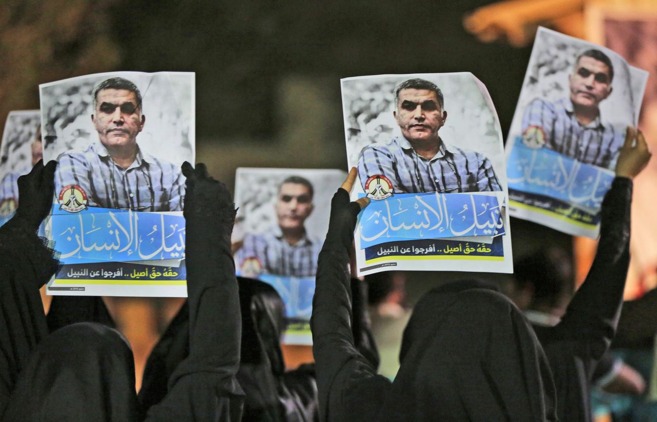 Demonstranten in Bahrein houden een solidariteitsmars voor de vastgezette mensenrechtenactivist Nabeel Rajab.