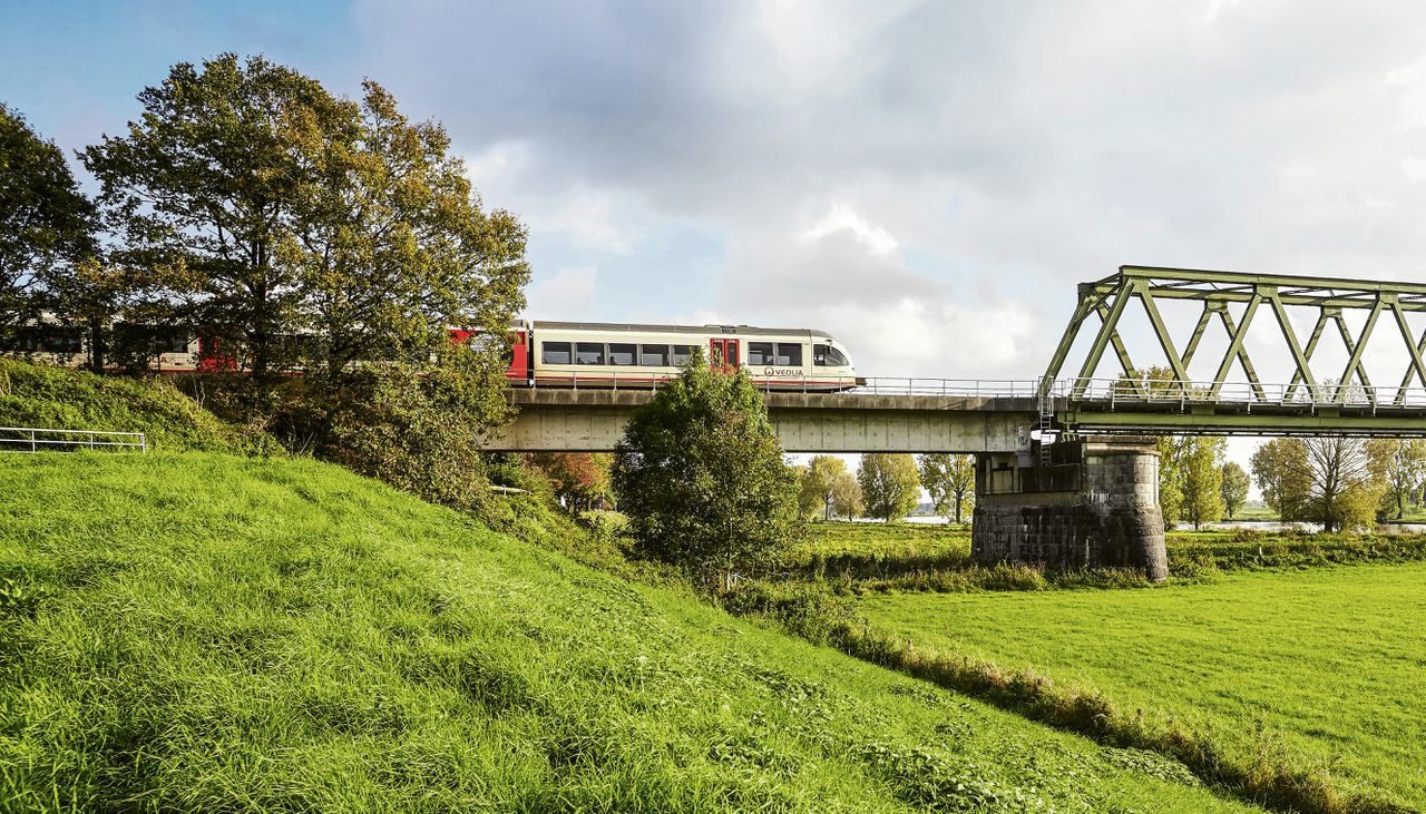 Spoorbrug over de Maas bij Mook, Limburg. De vervoerders Arriva en Veolia werden bij de aanbesteding van spoorvervoer in Limburg benadeeld door NS. Arriva heeft de concessie uiteindelijk verworven.