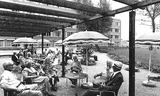 Het Koningin Emmahuis in Leerdam, gebouwd in 1972. Met bewoners op het terras. Foto ANP